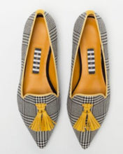 Carica l'immagine nel visualizzatore di Gallery, Mocassini a punta con nappine