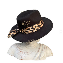 Carica l'immagine nel visualizzatore di Gallery, Cappello fedora nastro e charms