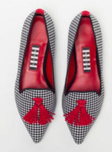 Carica l'immagine nel visualizzatore di Gallery, Mocassini a punta con nappine