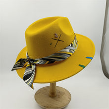 Carica l'immagine nel visualizzatore di Gallery, Cappello fedora nastro e charms