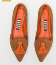 Carica l'immagine nel visualizzatore di Gallery, Mocassini a punta con nappine