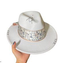 Carica l'immagine nel visualizzatore di Gallery, Cappello fedora nastro e charms
