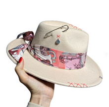 Carica l'immagine nel visualizzatore di Gallery, Cappello fedora nastro e charms