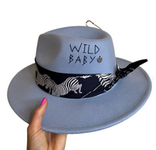 Carica l'immagine nel visualizzatore di Gallery, Cappello fedora nastro e charms