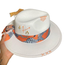 Carica l'immagine nel visualizzatore di Gallery, Cappello fedora nastro e charms