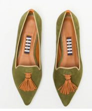 Carica l'immagine nel visualizzatore di Gallery, Mocassini a punta con nappine