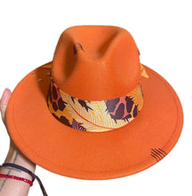 Carica l'immagine nel visualizzatore di Gallery, Cappello fedora nastro e charms