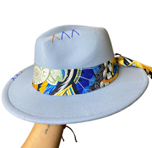 Carica l'immagine nel visualizzatore di Gallery, Cappello fedora nastro e charms