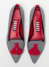Carica l'immagine nel visualizzatore di Gallery, Mocassini a punta con nappine
