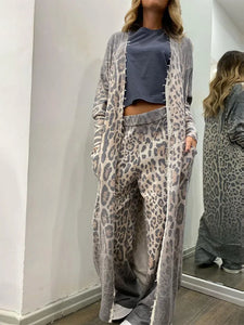 Completo tuta cardigan lungo e pantalone animalier