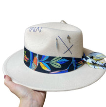 Carica l&#39;immagine nel visualizzatore di Gallery, Cappello fedora nastro e charms
