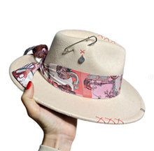 Carica l&#39;immagine nel visualizzatore di Gallery, Cappello fedora nastro e charms
