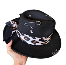 Carica l&#39;immagine nel visualizzatore di Gallery, Cappello fedora nastro e charms
