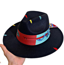 Carica l&#39;immagine nel visualizzatore di Gallery, Cappello fedora nastro e charms
