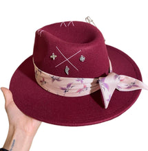 Carica l&#39;immagine nel visualizzatore di Gallery, Cappello fedora nastro e charms
