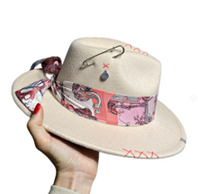 Carica l&#39;immagine nel visualizzatore di Gallery, Cappello fedora nastro e charms
