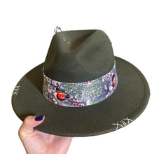 Carica l&#39;immagine nel visualizzatore di Gallery, Cappello fedora nastro e charms
