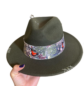 Cappello fedora nastro e charms