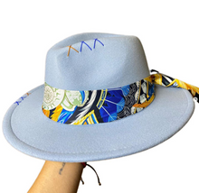 Carica l&#39;immagine nel visualizzatore di Gallery, Cappello fedora nastro e charms
